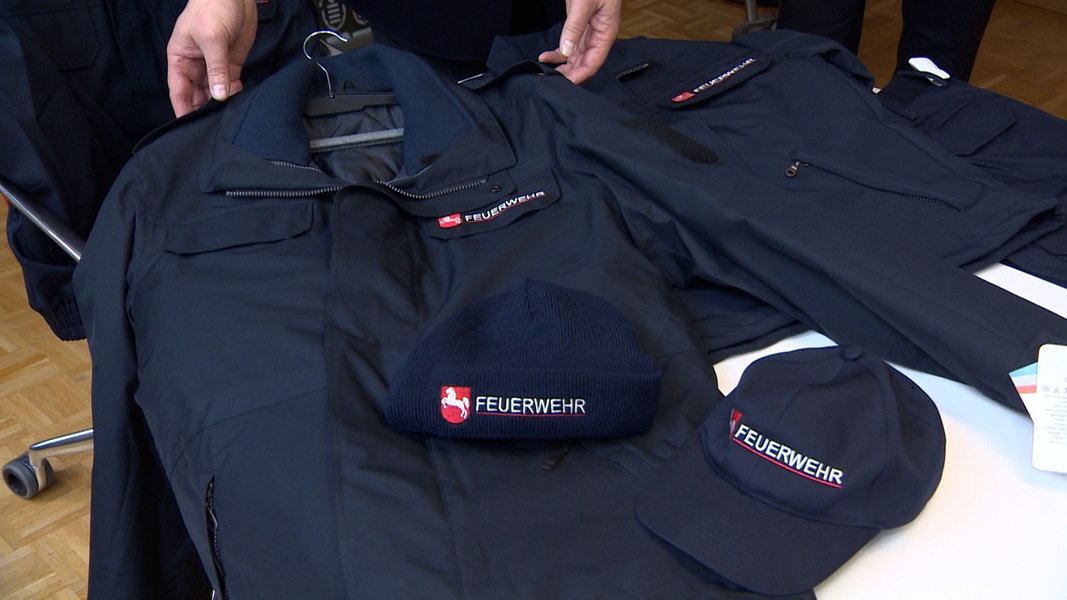 Nun auch für Frauen: Neue Uniformen für Niedersachsens Feuerwehren ...