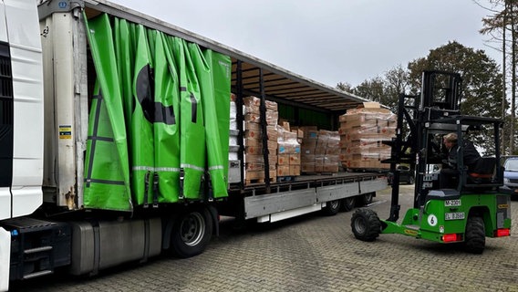 Ein Stapler holt aus einem Lkw Kartons mit illegalem Feuerwerk. © Polizei Emsland/Grafschaft Bentheim 