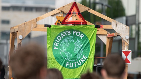Eine Flagge der Klimabewegung "Fridays For Future" © picture alliance/dpa/dpa-Zentralbild Foto: Sebastian Kahnert