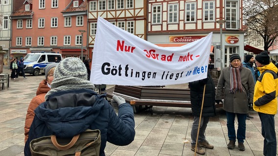 Bei einer Demonstration von "Fridays for Future" in Göttingen steht auf einem Banner "Nur drei Grad mehr - Göttingen liegt am Meer" © NDR Foto: Jens-Walter Klemp