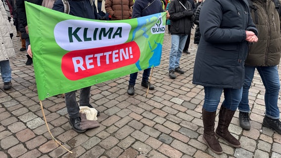 Bei einer Demonstration von "Fridays for Future" in Oldenburg steht auf einem Banner "Klima retten - BUND" © NDR Foto: Ursula Hensel