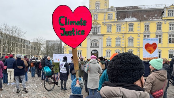 Bei einer Demonstration von "Fridays for Future" in Oldenburg steht auf einem Pappherz "Climate Justice". © NDR Foto: Ursula Hensel