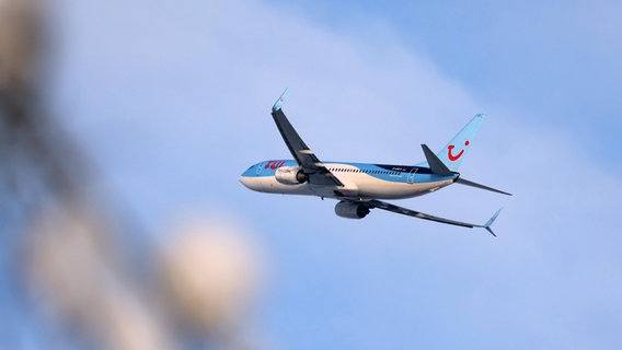 Eine Maschine der TUI startet vom Münchener Flughafen vor blauem Himmel. © picture alliance/dpa Foto: Karl-Josef Hildenbrand