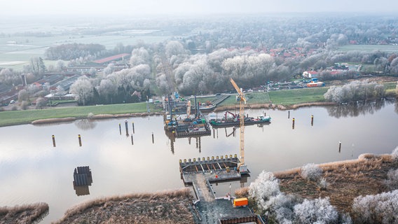 Blick auf die Baustellen der Friesenbrücke und der Bahnlinie an der Ems. © Sina Schuldt/dpa +++ dpa-Bildfunk +++ Foto: Sina Schuldt/dpa +++ dpa-Bildfunk +++