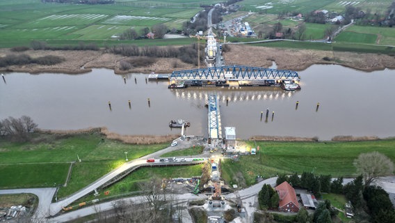 Das 145 Meter lange Mittelteil für die neue Friesenbrücke liegt auf Position. © dpa Foto: Lars Penning