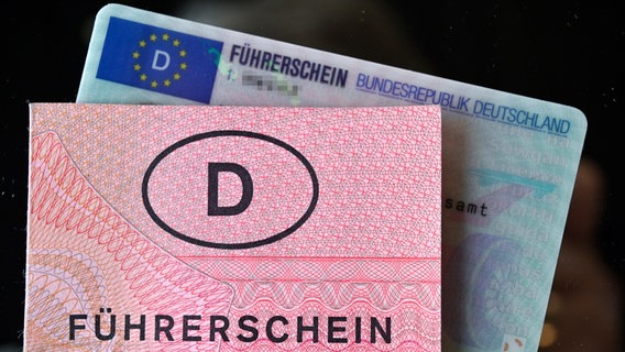 Die alten Führerscheine müssen gegen einen neuen EU-Führerschein getauscht werden. Je nach Alter des Besitzers und der Besitzerin laufen bestimmte Fristen ab. © picture alliance 