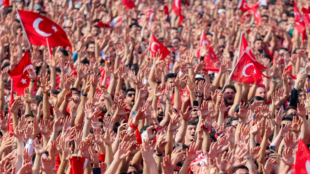 Fans der Türkei feiern beim Public Viewing.