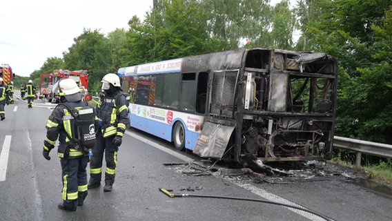 Linienbus auf der A28 gerät während einer Werkstattfahrt in Brand. © Nord-West-Media 