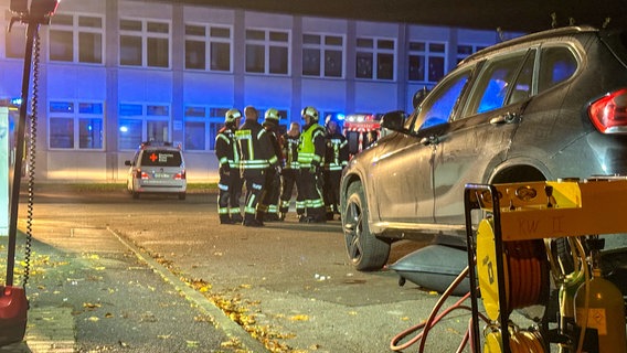 Feuerwehr und Rettungkräfte vor dem Unfallwagen © Konstantin Mennecke/Kreisfeuerwehr Foto: Konstantin Mennecke