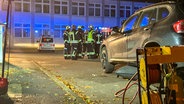 Feuerwehr und Rettungkräfte vor dem Unfallwagen © Konstantin Mennecke/Kreisfeuerwehr Foto: Konstantin Mennecke