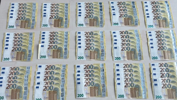 Mehrere 200-Euro-Scheine liegen drapiert auf einem Tisch. Es handelt sich um insgesamt 15.000 Euro. © Bundespolizei München Foto: Bundespolizei München