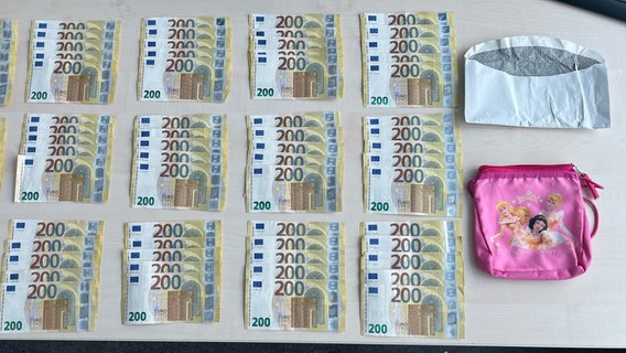 Mehrere 200-Euro-Scheine liegen drapiert auf einem Tisch. Es handelt sich um insgesamt 15.000 Euro. © Bundespolizei München 