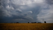 Dunkle Wolken ziehen über einem Windrad in der Region Hannover hinweg. © picture-alliance/dpa Foto: Julian Stratenschulte