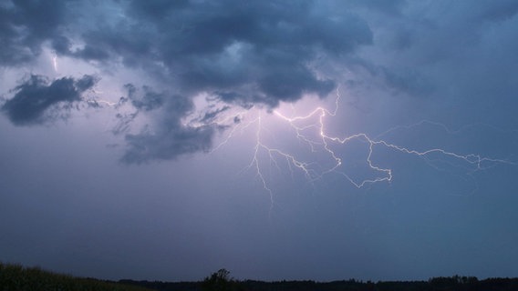 Ein Blitz ist am dunklen Himmel zu sehen. © dpa-Bildfunk Foto: Alexander Wolf