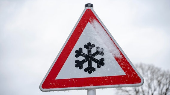 Warnschild vor Schnee und Glätte im Winter auf einer Landstraße © picture alliance / CHROMORANGE Foto: Michael Bihlmayer