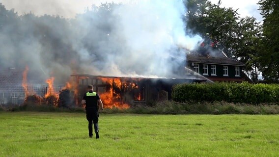 Die Feuerwehr löscht ein brennendes Wohnhaus in Grabstede. © Nord-West-Media TV 