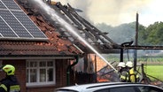 Die Feuerwehr löscht ein brennendes Wohnhaus in Grabstede. © Nord-West-Media TV 