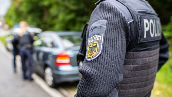 Bundespolizisten kontrollieren Fahrzeuge. © picture alliance/dpa | Guido Kirchner Foto: Guido Kirchner