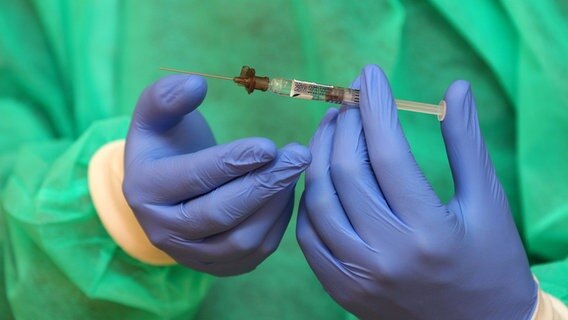 Eine aufgezogene Spritze mit Impfstoff © picture alliance / pressefoto_korb Foto: Micha Korb