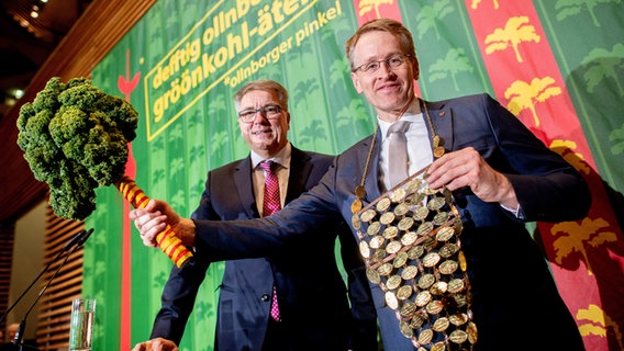 Der neue Oldenburger Grünkohlkönig Daniel Günther (rechts, CDU), Ministerpräsident in Schleswig-Holstein, und Jürgen Krogmann (SPD), Oberbürgermeister der Stadt Oldenburg, stehen nach der Proklamation auf der Bühne. © picture alliance/dpa/Hauke-Christian Dittrich Foto: Hauke-Christian Dittrich