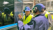 Wirtschaftsminister Robert Habeck (Grüne) besichtigt das Ardagh Glaswerk in Obernkirchen. © NDR Foto: Katharina Seiler