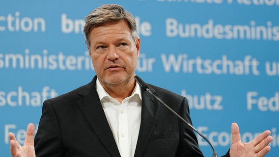 Bundeswirtschaftsminister Robert Habeck (Grüne) steht nach dem "Autogipfel" am Rednerpult und gibt eine Pressekonferenz. © picture alliance/dpa Foto: Kay Nietfeld