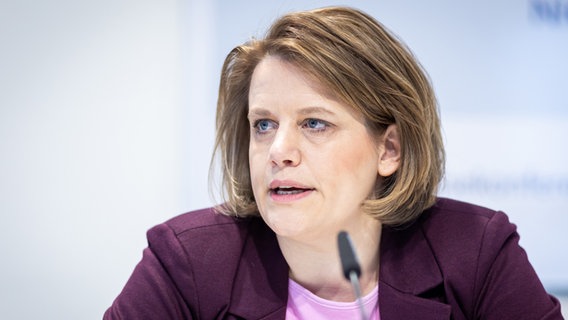 Niedersachsens grüne Kultusministerin Julia Willie Hamburg spricht auf einer Pressekonferenz. © picture alliance / dpa | Moritz Frankenberg Foto: Moritz Frankenberg