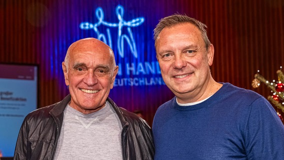 Martin Kind und André Breitenreiter stehen bei der Spendenaktion "Hand in Hand" im Studio. © NDR Foto: Axel Herzig