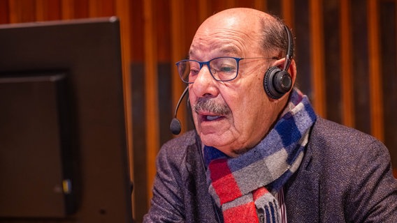 Michael Fürst sitzt bei der Spendenaktion "Hand in Hand" am Telefon. © NDR Foto: Axel Herzig