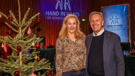 Christian und Bettina Wulff nehmen an der Spendenaktion "Hand in Hand" teil. © NDR Foto: Axel Herzig