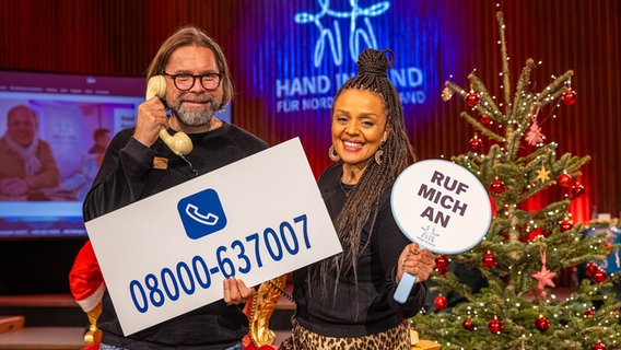 Marco Heuer und Nadja Babalola stehen bei der Spendenaktion "Hand in Hand" im Studio. © NDR Foto: Axel Herzig