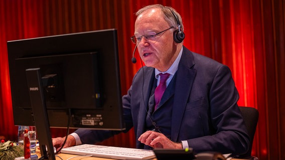 Stephan Weil (SPD) sitzt bei der Spendenaktion "Hand in Hand" am Telefon. © NDR Foto: Axel Herzig