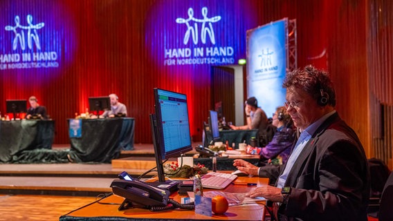 Andreas Philippi (SPD) sitzt bei der Spendenaktion "Hand in Hand" am Telefon. © NDR Foto: Axel Herzig