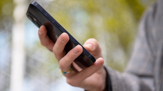 Eine Person hält ein Smartphone in der Hand. © picture alliance / dpa-tmn | Bernd Diekjobst Foto: Bernd Diekjobst