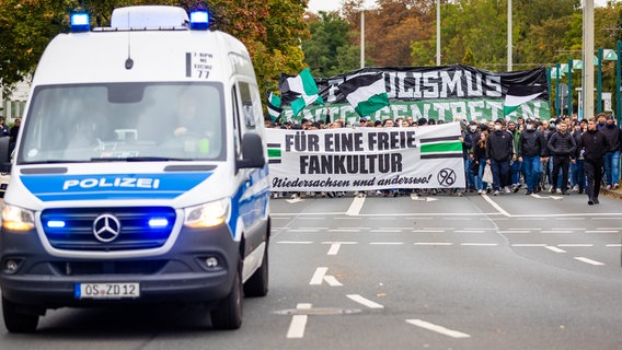 Fans von Hannover 96 nehmen an einer Demonstration in Braunschweig teil und werden dabei von der Polizei begleitet. © dpa-Bildfunk Foto: Moritz Frankenberg