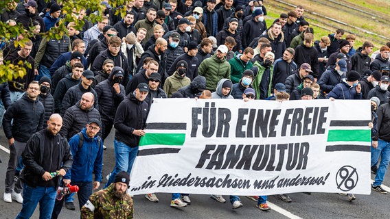 Fans von Hannover 96 nehmen an einer Demonstration in Braunschweig teil und werden dabei von der Polizei begleitet. © dpa-Bildfunk Foto: Moritz Frankenberg