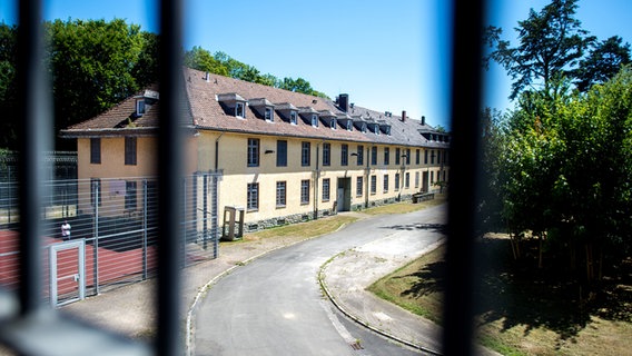 Ein gesichertes Gebäude in der Abteilung Langenhagen der JVA Hannover. Der Gebäudekomplex, der ursprünglich als Kaserne genutzt wurde, dient heute der Unterbringung von Asylbewerbern in Abschiebungshaft. © picture alliance/dpa Foto: Hauke-Christian Dittrich