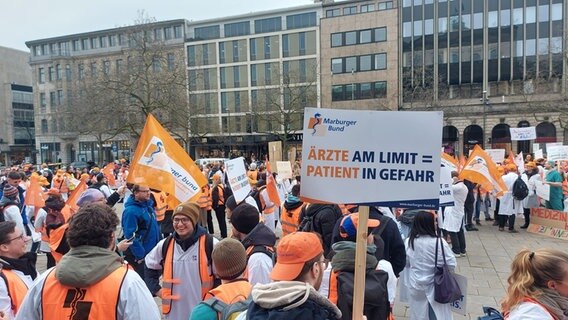 Ärzte demonstrieren auf dem Opernplatz in Hannover. © NDR Foto: Tullio-Francesco Puoti