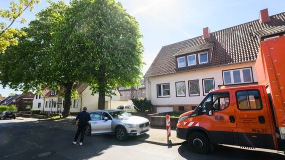 Ein Fahrzeug vom Tiefbauamt der Stadt Hannover steht vor einem Mehrfamilienhaus im Stadtteil Ahlem. © dpa-Bildfunk Foto: Julian Stratenschulte/dpa