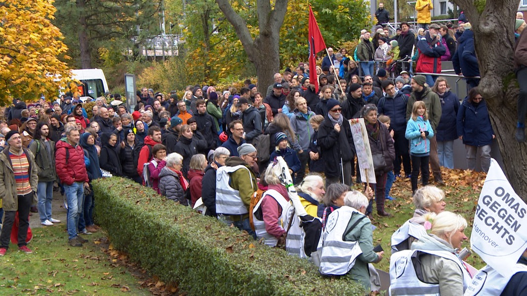 Gedenkstätte Ahlem: Mehr Als 700 Bei Demo Gegen Antisemitismus | NDR.de ...