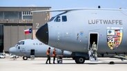 Ein Airbus A400M der Luftwaffe mit Logo des internationalen Luftwaffen-Manövers "Air Defender 2023" steht am Fliegerhorst Wunstorf in der Region Hannover. © Julian Stratenschulte/dpa Foto: Julian Stratenschulte