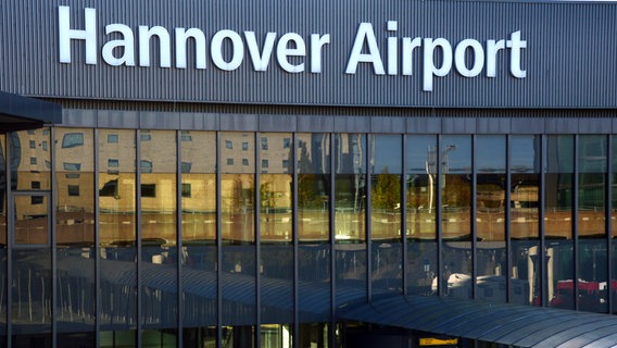 Über einer großen Glasfassade steht Hannover Airport © picture alliance / Zoonar Foto: Ulf Nammert