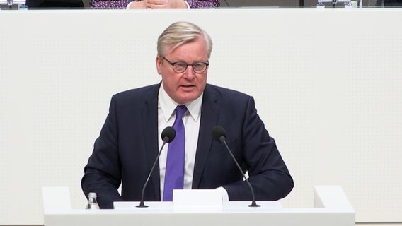 The Lower Saxony Minister of Economic Affairs Bernd Althusmann (CDU) speaks in the state parliament.  © NDR 