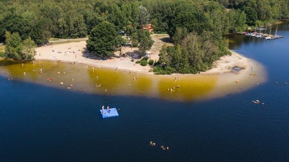Luftaufnahme: Menschen gehen im Altwarmbüchener See baden. © picture alliance/dpa | Christophe Gateau Foto: Christophe Gateau