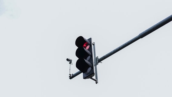 Eine Ampel mit einer Verkehrskamera daneben steht in Hannover auf rot. © NDR Foto: Julius Matuschik