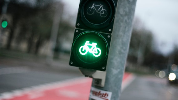 Eine Fahrradampel steht in Hannover auf Grün. © NDR Foto: Julius Matuschik