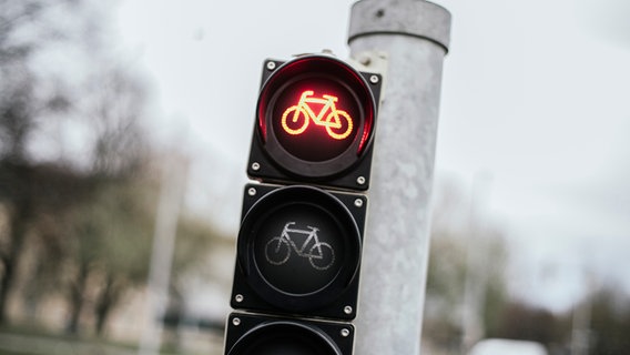 Eine Fahrradampel steht auf Rot. © NDR Foto: Julius Matuschik