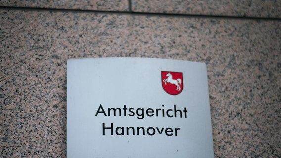 Ein Fassadenschild des Amtsgerichts Hannover. © NDR Foto: Julius Matuschik