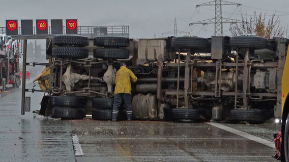 Ein umgekippter Betonmischer liegt nach einem Unfall auf der A7. © HannoverReporter 