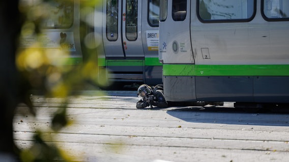 Ein Polizist des Spezialeinsatzkommando (SEK) liegt während einer Großübung der Polizeidirektion Hannover auf dem Üstra-Betriebshof Glocksee © dpa-Bildfunk Foto: Ole Spata